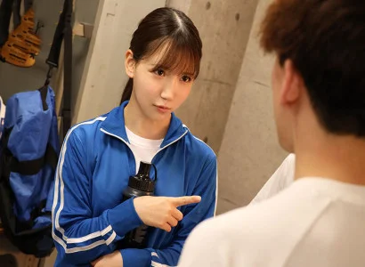 cô gái trẻ trong câu lạc bộ bóng đá thực hiện quan hệ tập thể với cô gái xinh
