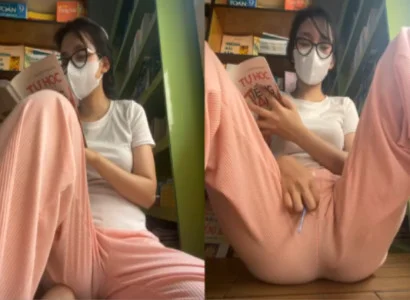 Người đẹp vừa đọc sách vừa chơi sextoy trong lồn