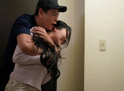 Nữ ca sĩ bị người hâm mộ làm nhục vì sức hút khó cưỡng
