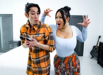 Đứa con trai gây cho mẹ kế xăm trổ hàng múp cực khoái