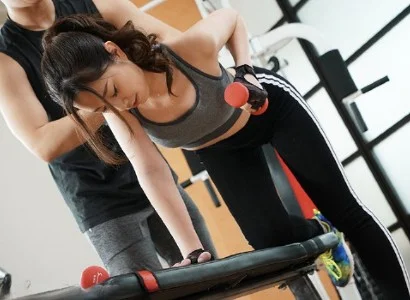 Người phụ nữ thiếu thốn và anh PT may mắn chén nhau ngấu nghiến
