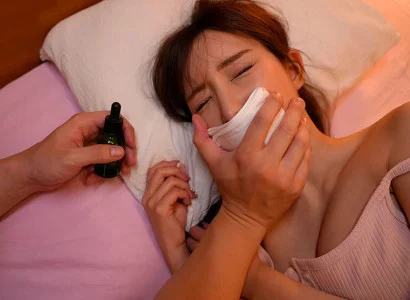 Người đàn ông dùng thuốc mê cho cô em họ xinh đẹp mê mệt rồi quan hệ